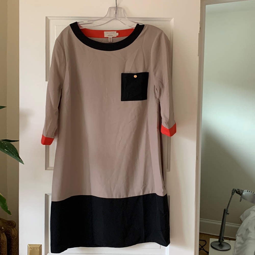 Day or cocktails dress in Color blocking.